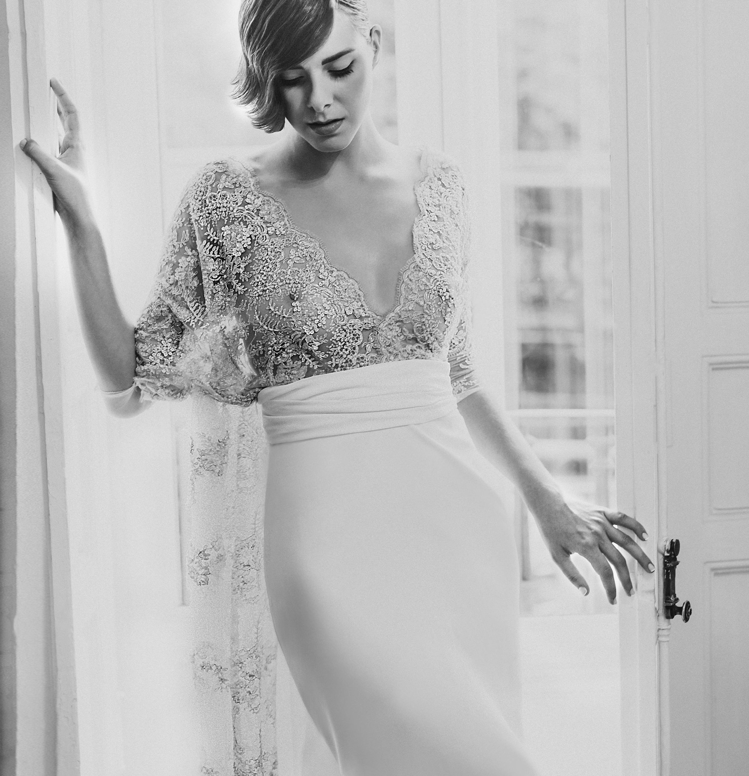 Novia elegante con vestido de atelier